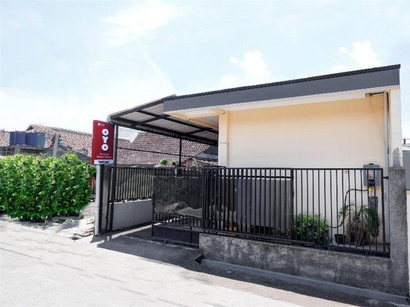 Super Oyo Capital O 2258 Santana Syariah Guest House Kartosuro Buitenkant foto