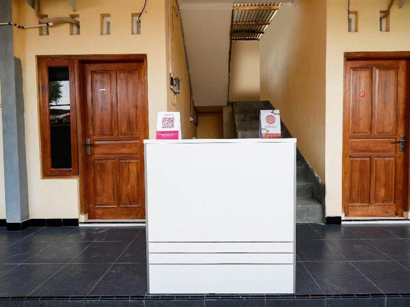 Super Oyo Capital O 2258 Santana Syariah Guest House Kartosuro Buitenkant foto