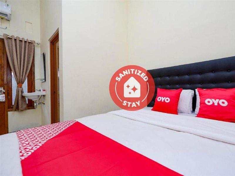 Super Oyo Capital O 2258 Santana Syariah Guest House Kartosuro Buitenkant foto