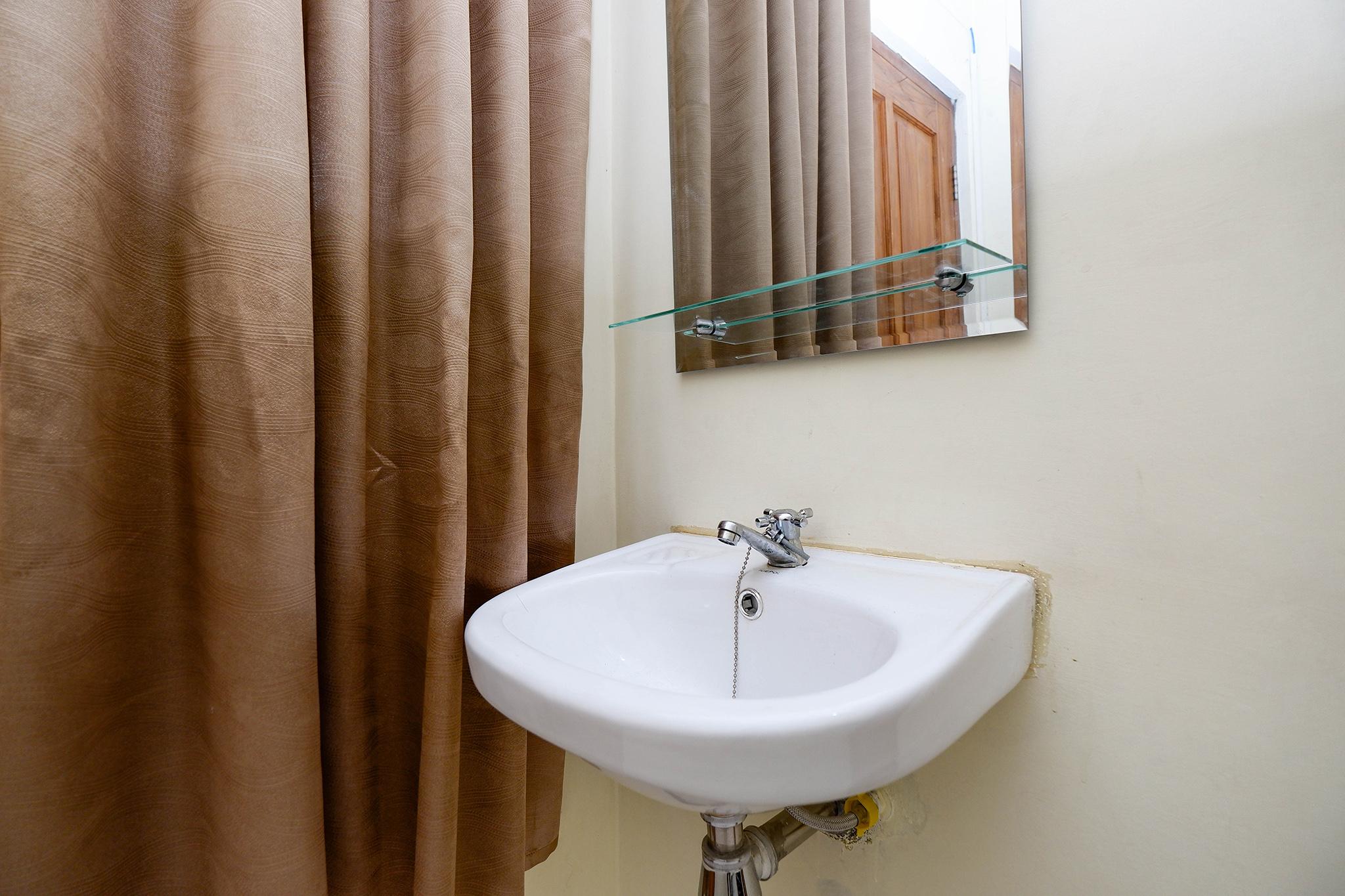 Super Oyo Capital O 2258 Santana Syariah Guest House Kartosuro Buitenkant foto