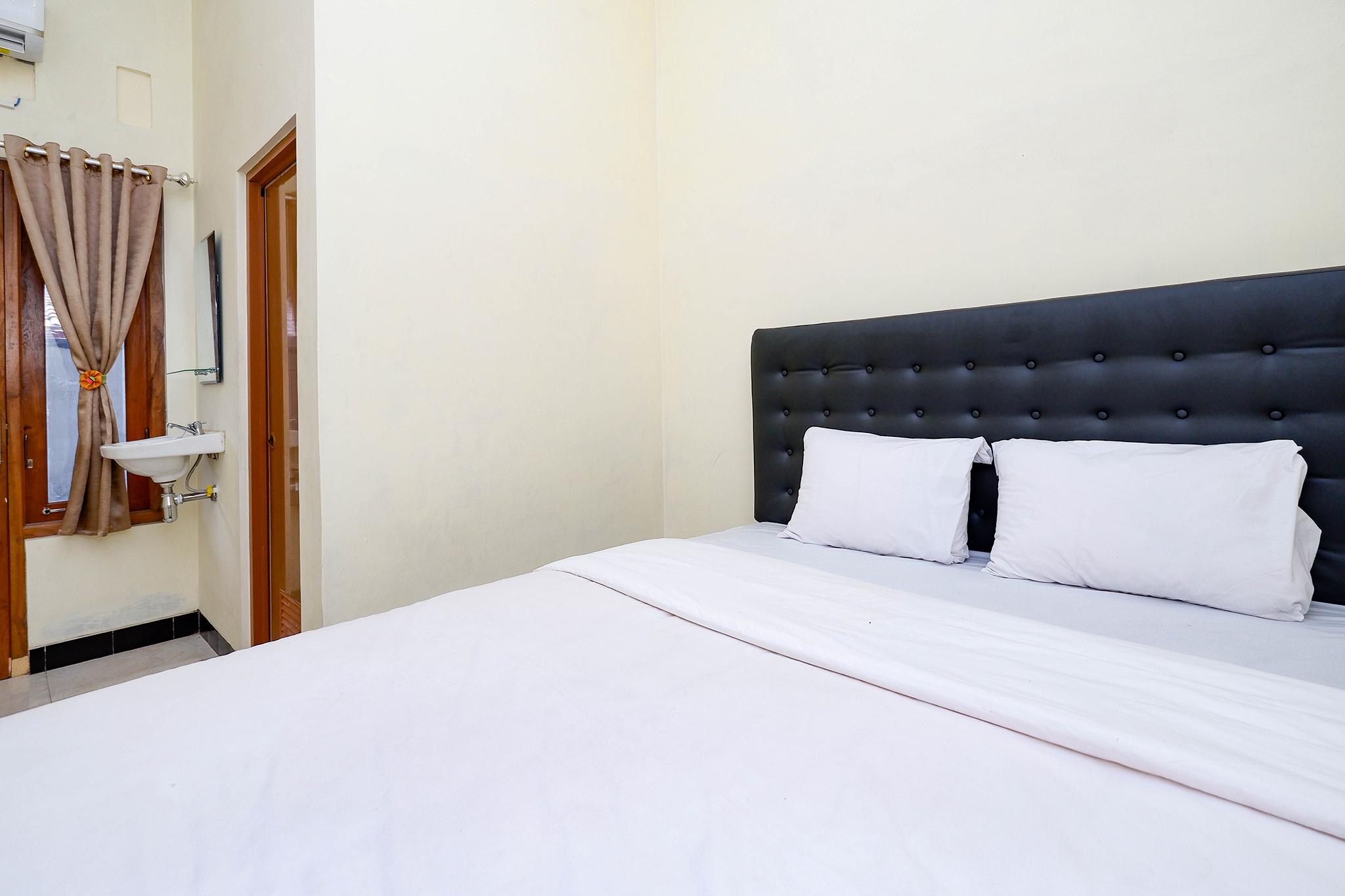 Super Oyo Capital O 2258 Santana Syariah Guest House Kartosuro Buitenkant foto