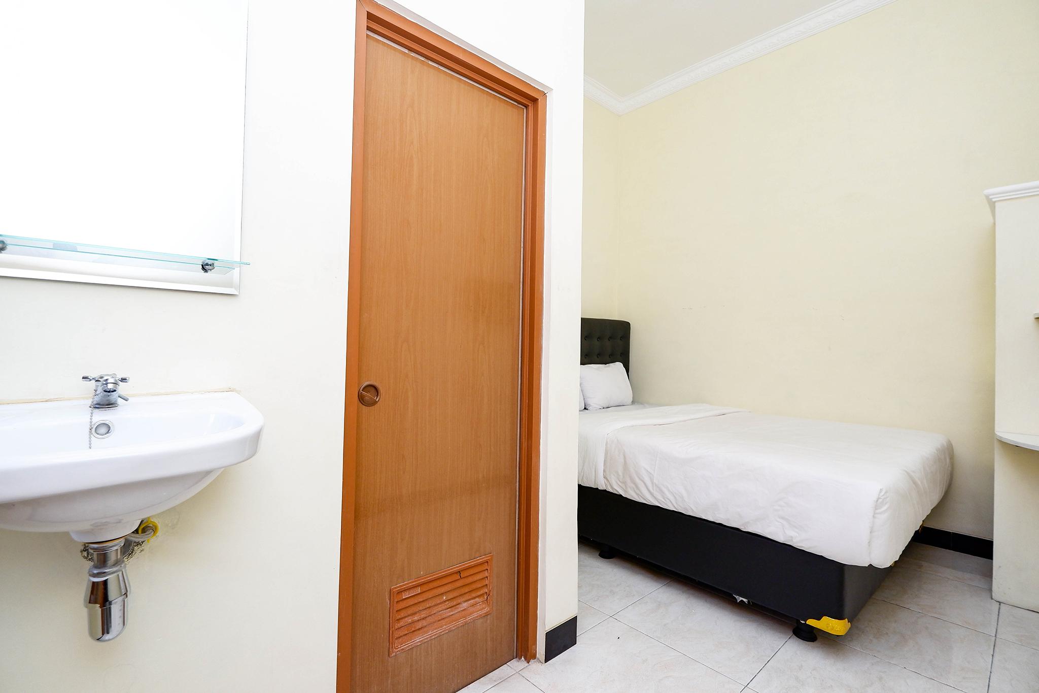 Super Oyo Capital O 2258 Santana Syariah Guest House Kartosuro Buitenkant foto