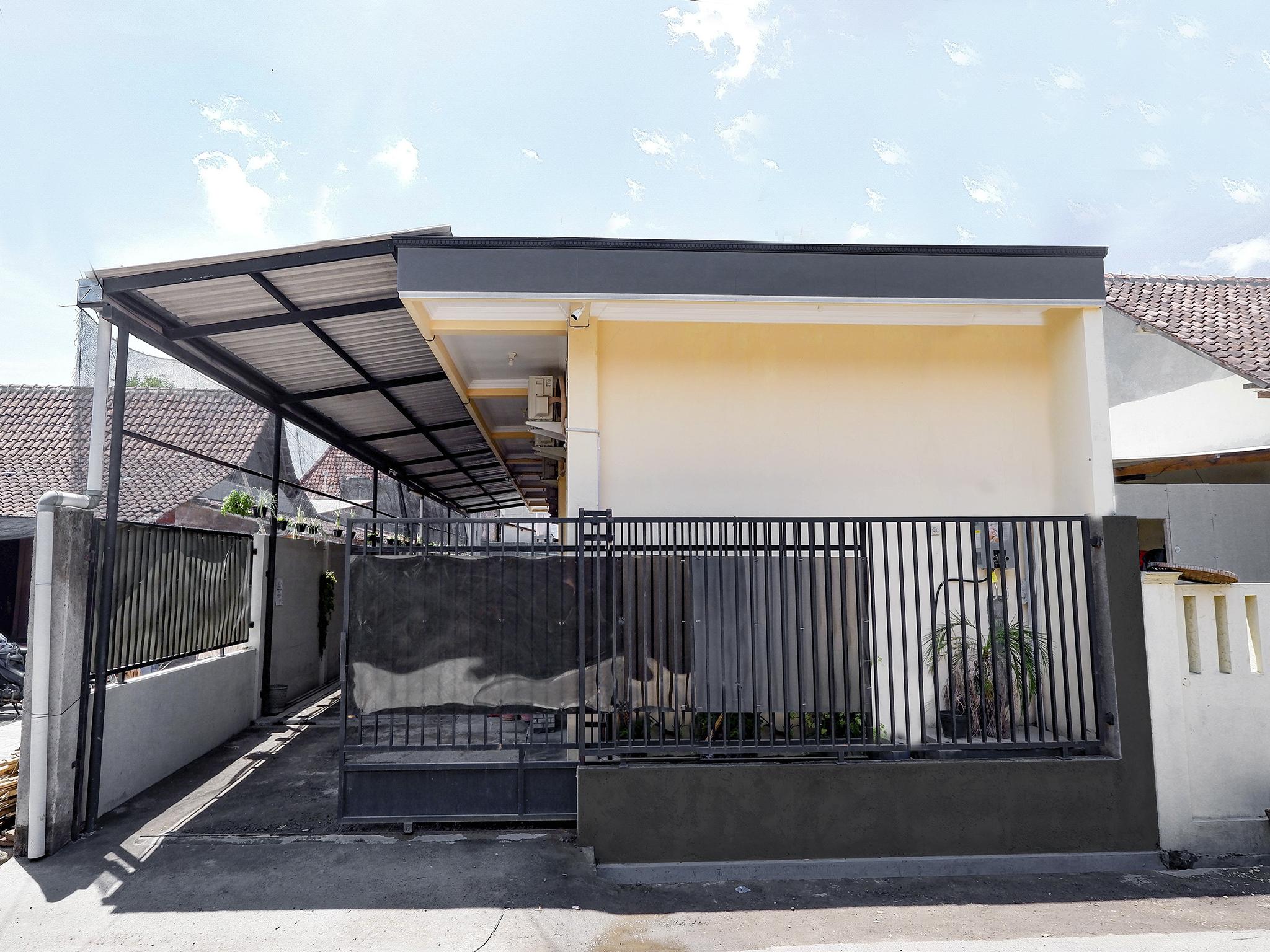 Super Oyo Capital O 2258 Santana Syariah Guest House Kartosuro Buitenkant foto