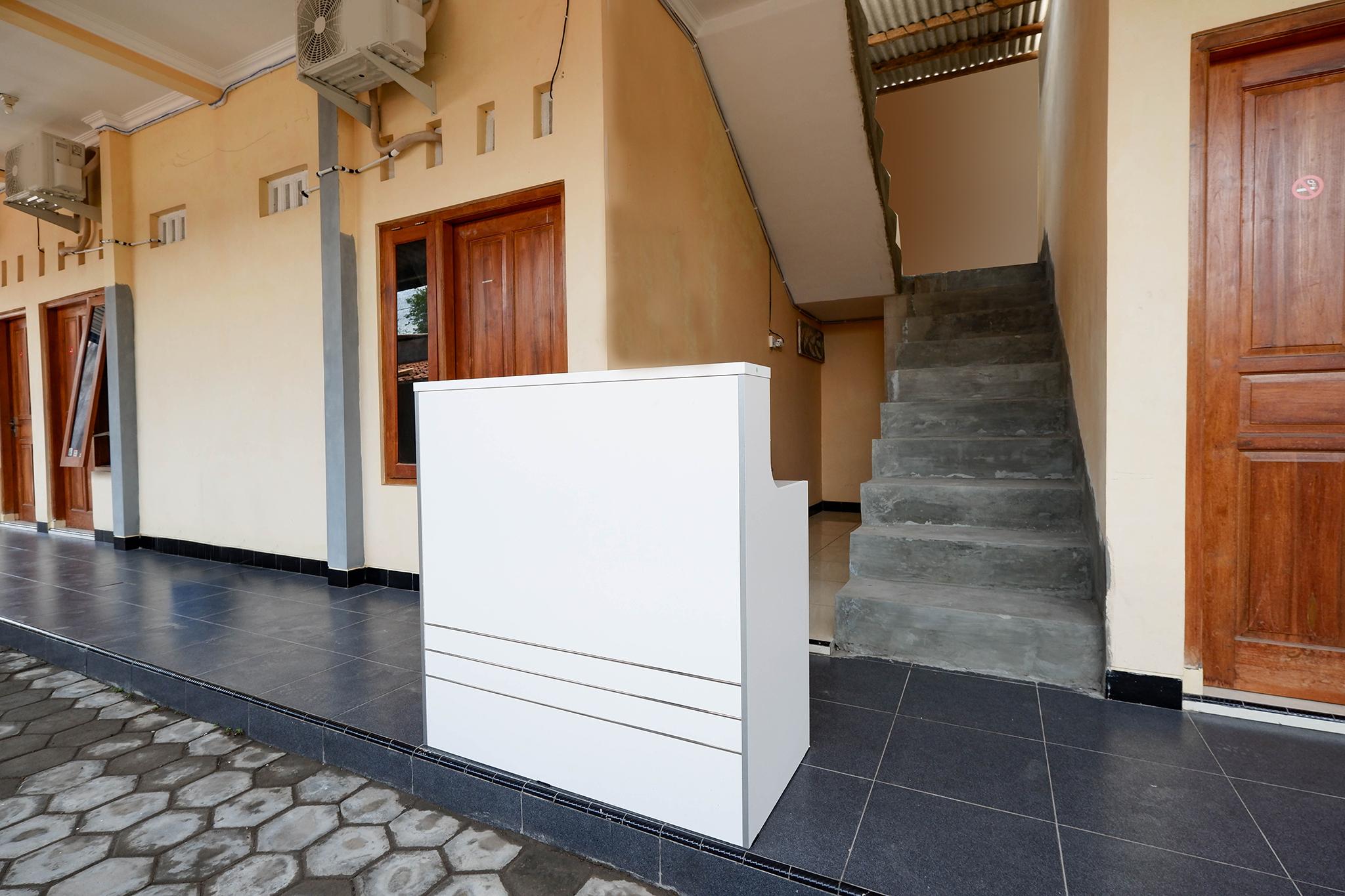 Super Oyo Capital O 2258 Santana Syariah Guest House Kartosuro Buitenkant foto
