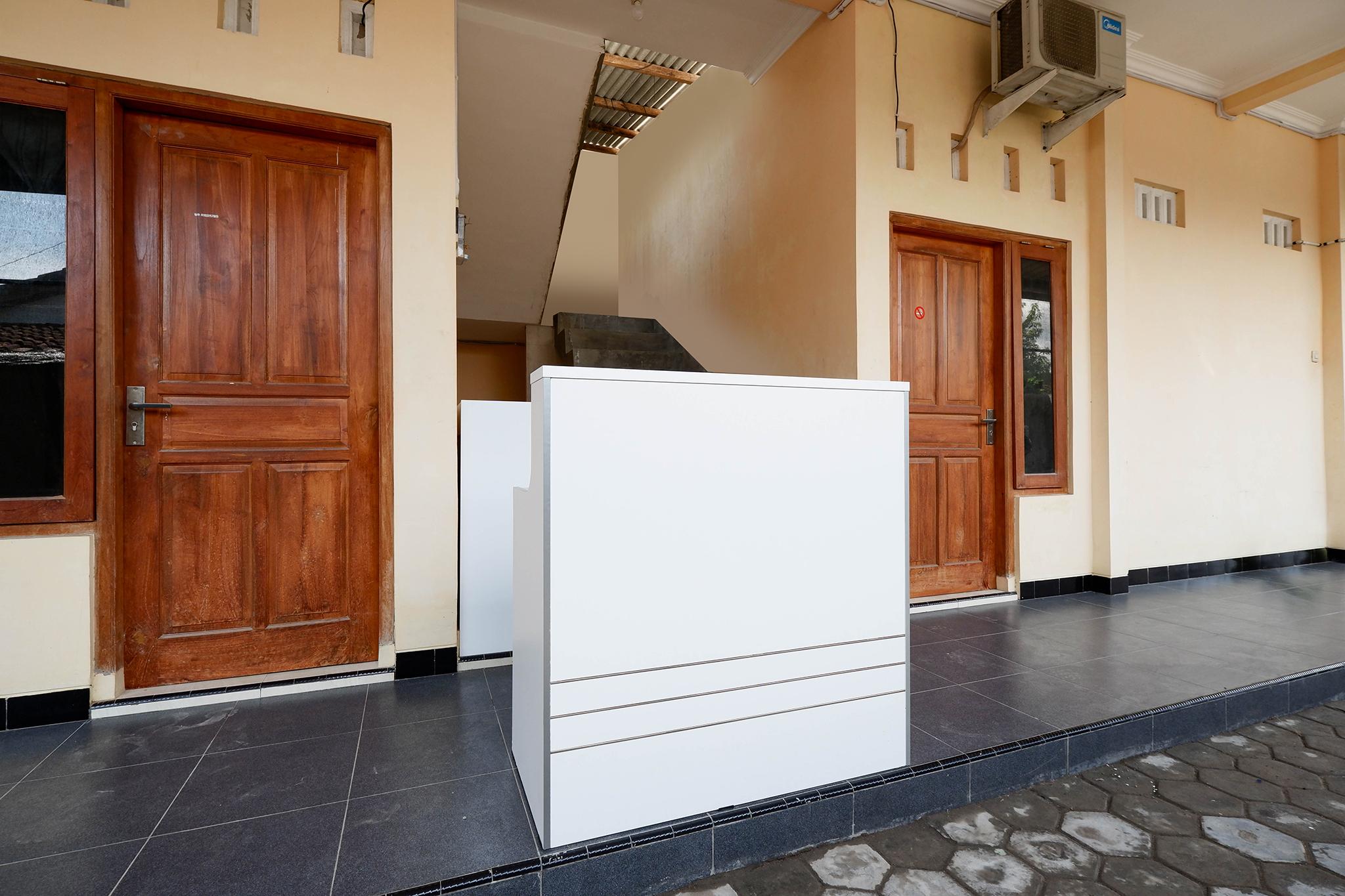 Super Oyo Capital O 2258 Santana Syariah Guest House Kartosuro Buitenkant foto