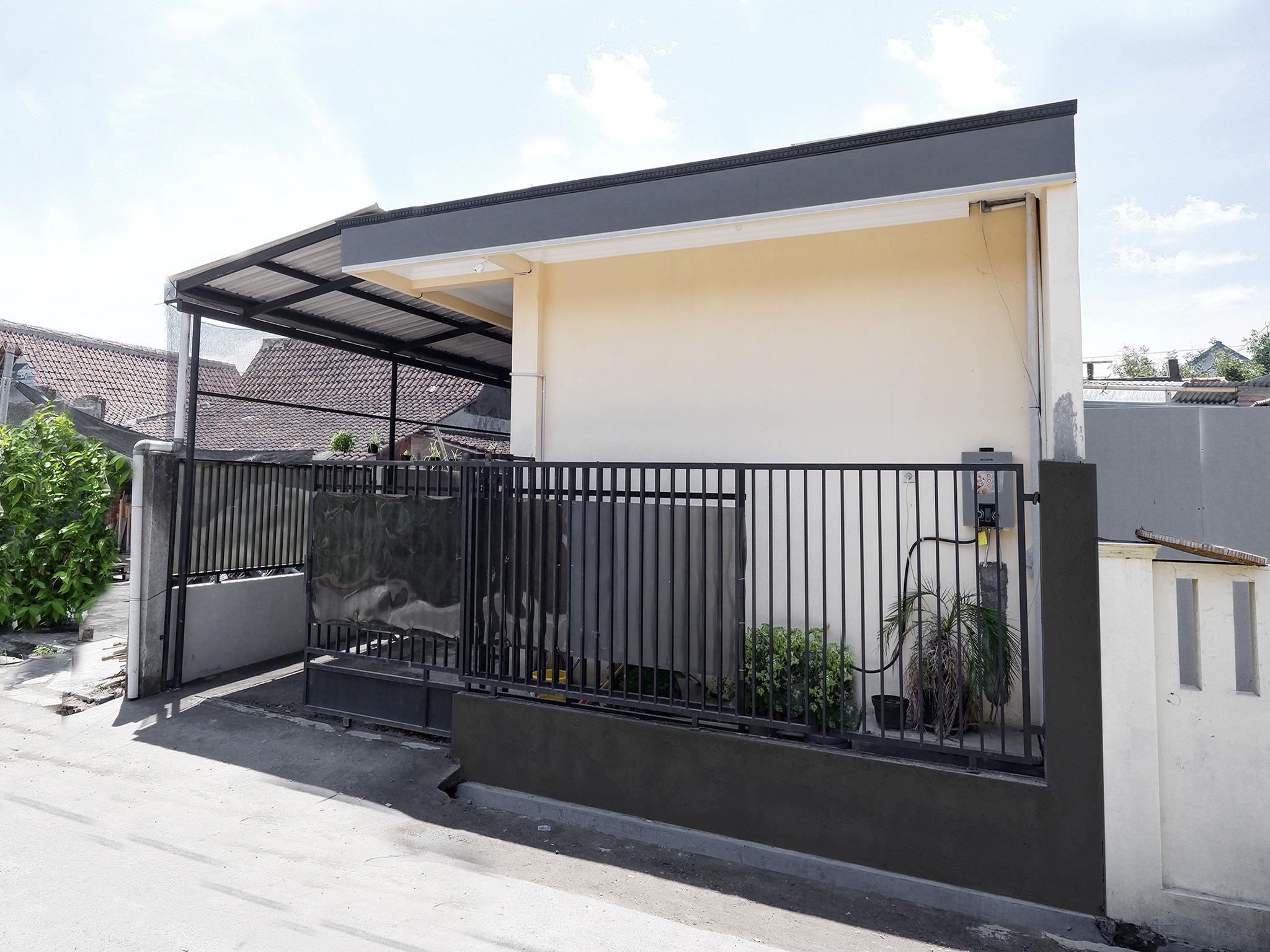 Super Oyo Capital O 2258 Santana Syariah Guest House Kartosuro Buitenkant foto