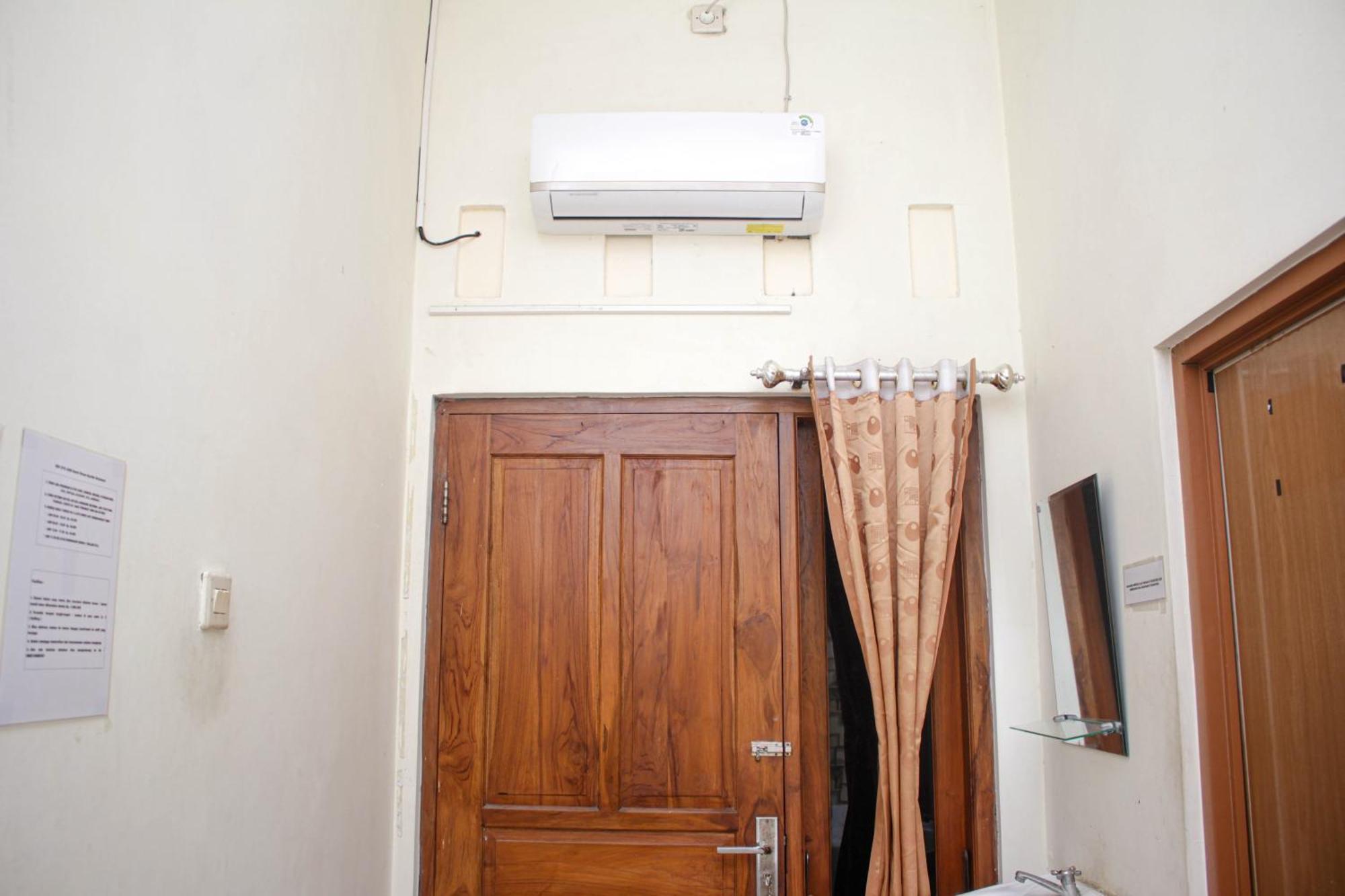 Super Oyo Capital O 2258 Santana Syariah Guest House Kartosuro Buitenkant foto