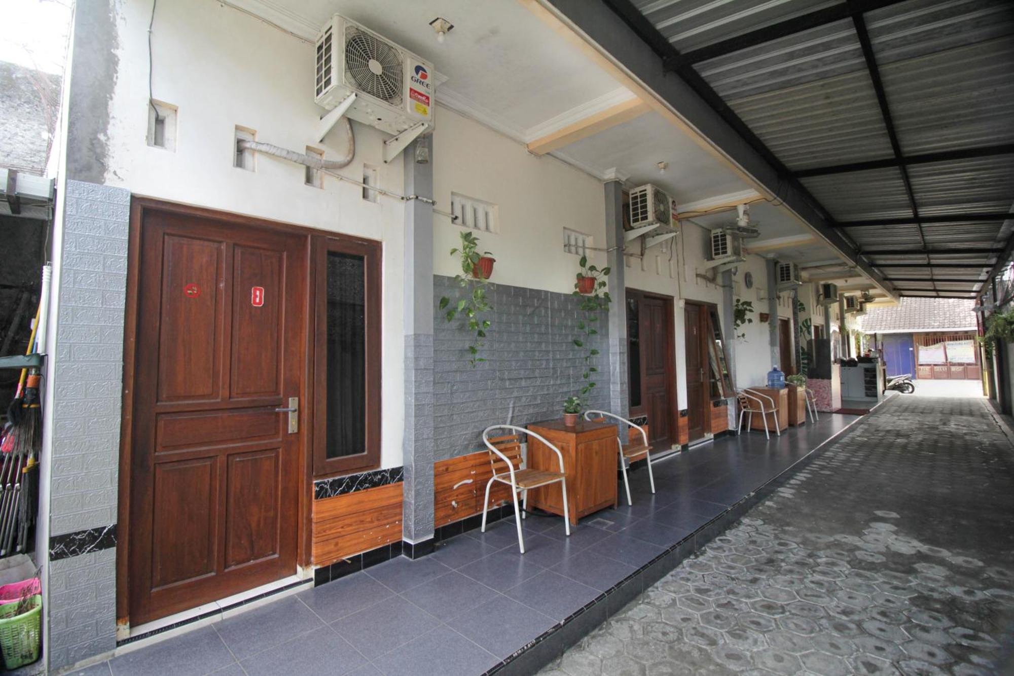 Super Oyo Capital O 2258 Santana Syariah Guest House Kartosuro Buitenkant foto