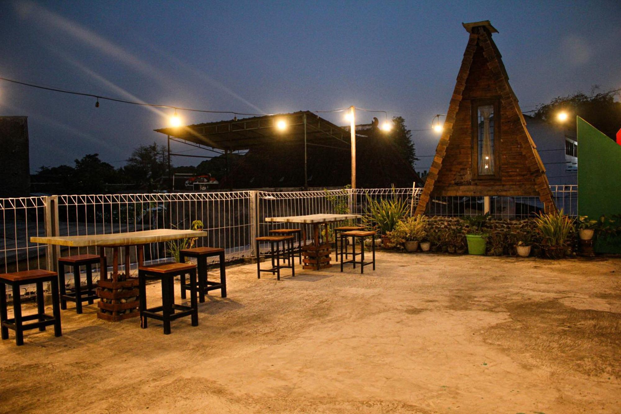 Super Oyo Capital O 2258 Santana Syariah Guest House Kartosuro Buitenkant foto