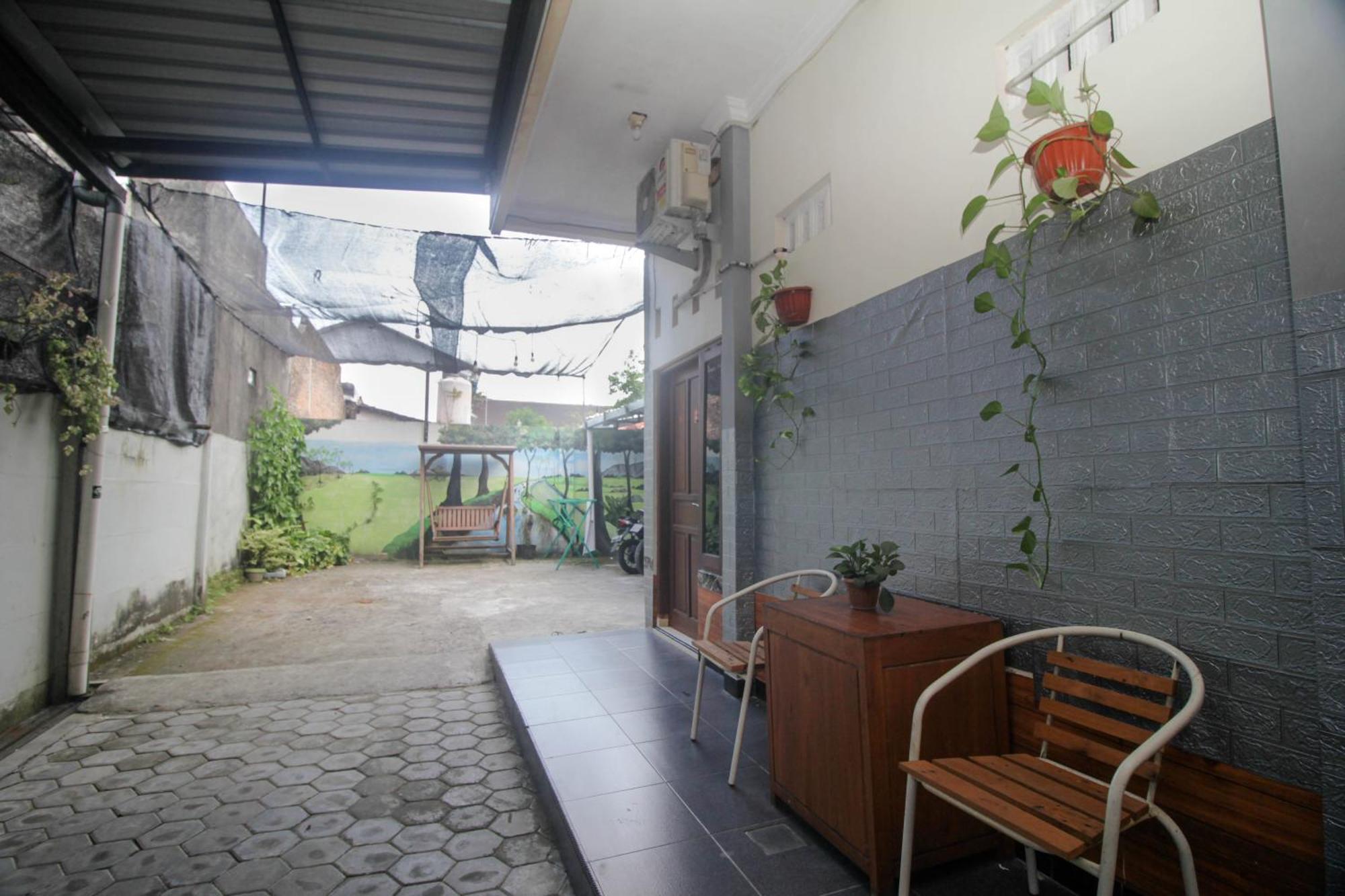 Super Oyo Capital O 2258 Santana Syariah Guest House Kartosuro Buitenkant foto