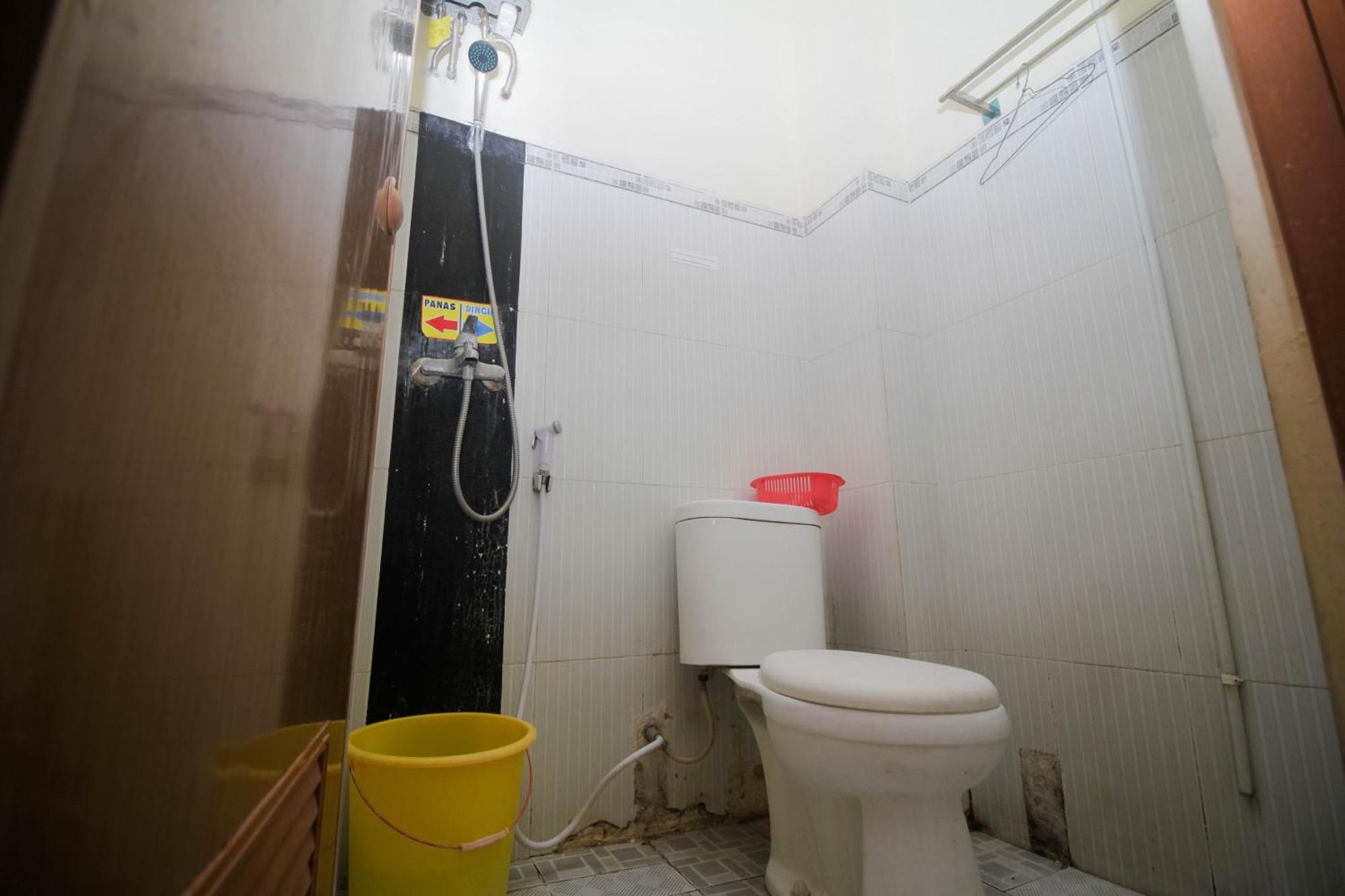 Super Oyo Capital O 2258 Santana Syariah Guest House Kartosuro Buitenkant foto