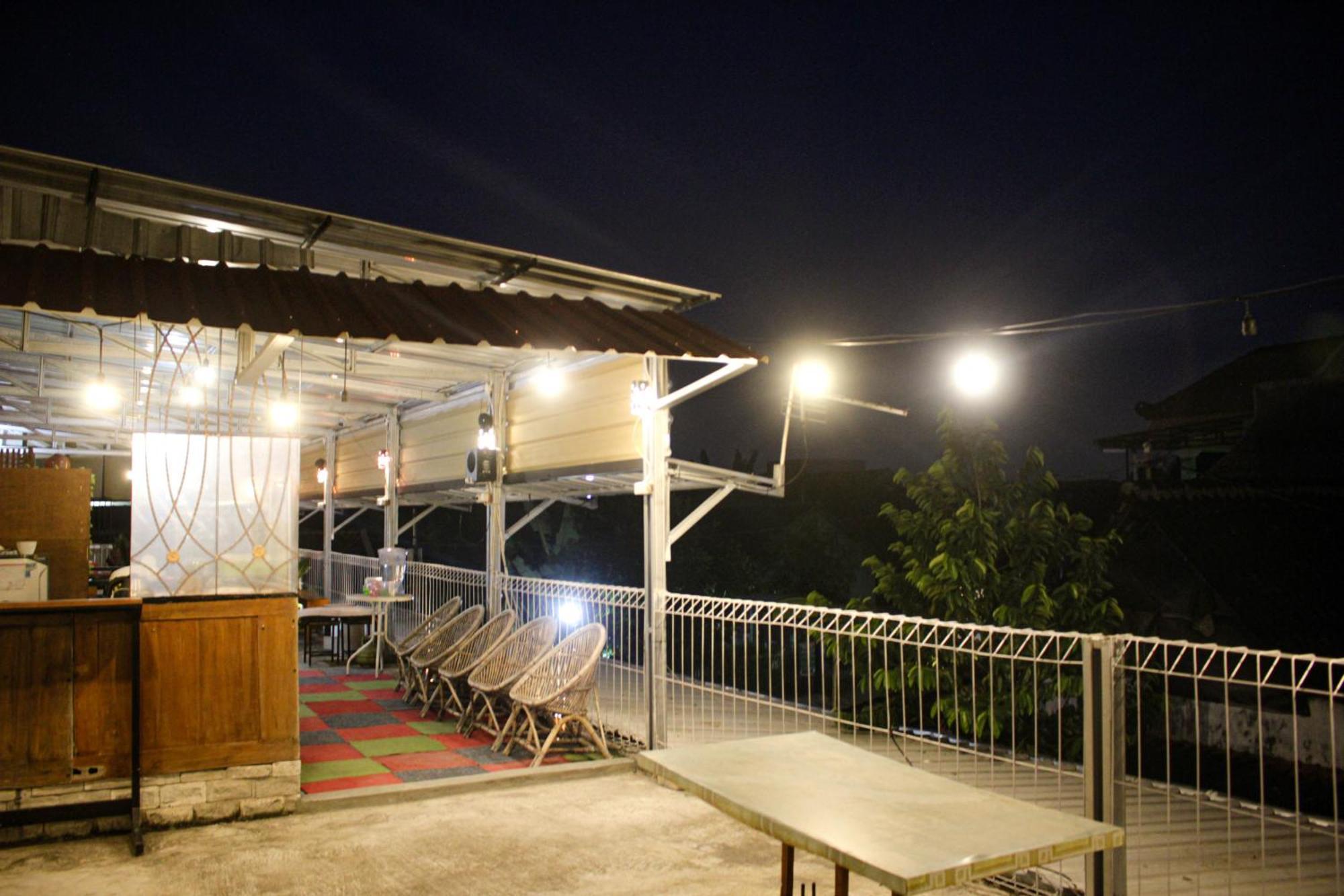 Super Oyo Capital O 2258 Santana Syariah Guest House Kartosuro Buitenkant foto